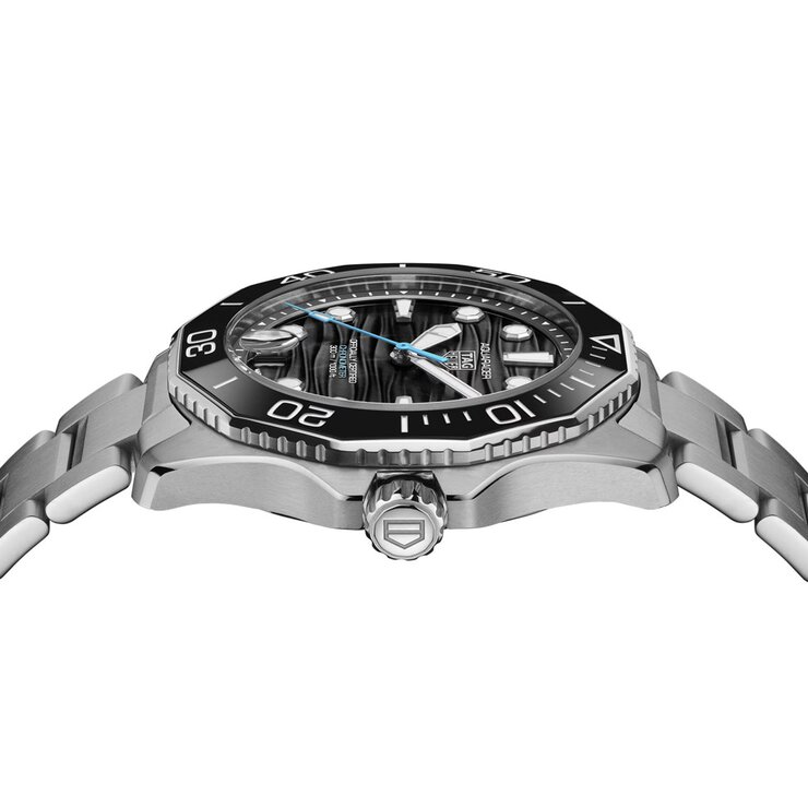 TAG Heuer horloge met een kast in staal, met een wijzerplaat in het zwart en een diameter van 42 mm