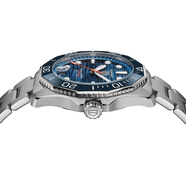 TAG Heuer horloge met een kast in staal, met een wijzerplaat in het blauw en een diameter van 42