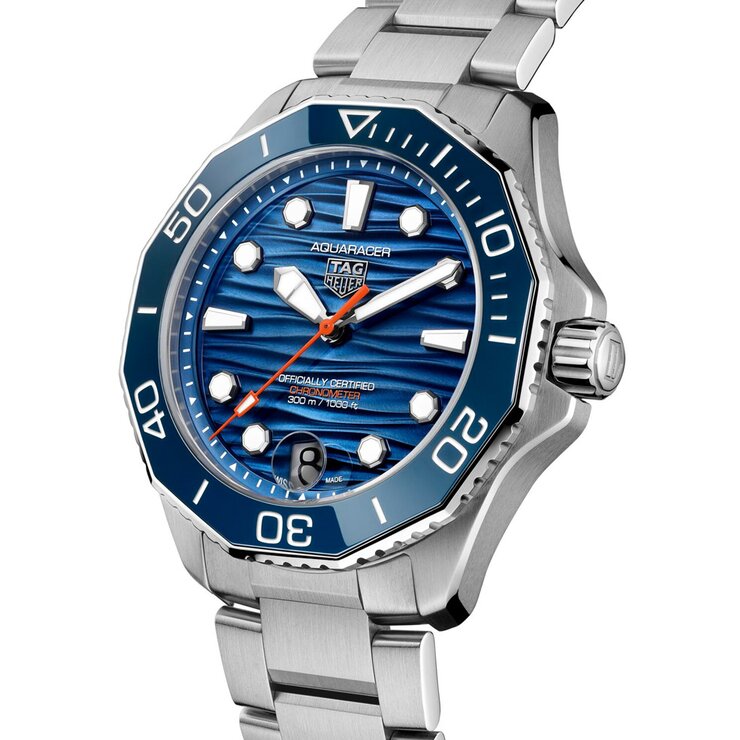 TAG Heuer horloge met een kast in staal, met een wijzerplaat in het blauw en een diameter van 42