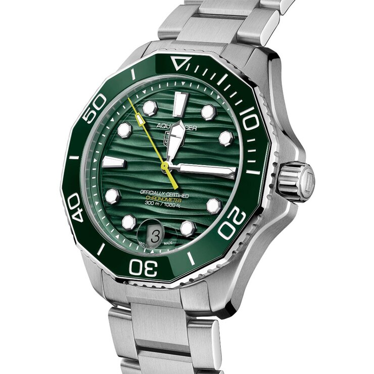 TAG Heuer horloge met een kast in staal, met een wijzerplaat in het groen en een diameter van 42
