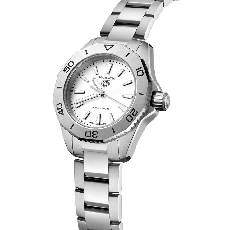 TAG Heuer horloge met een kast in staal, met een wijzerplaat in het zilver en een diameter van 30
