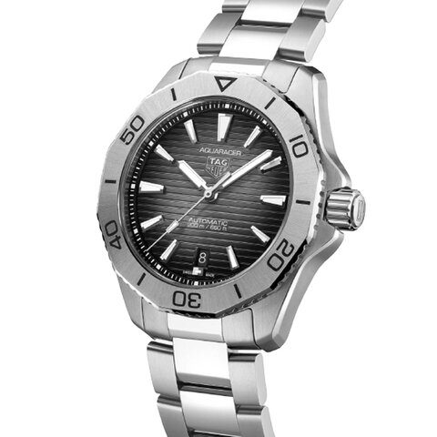 TAG Heuer horloge met een kast in staal, met een wijzerplaat in het zwart en een diameter van 40 mm