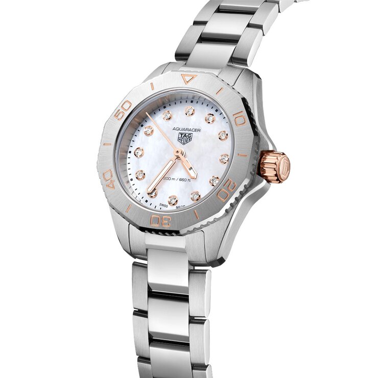 TAG Heuer horloge met een kast in staal, met een wijzerplaat in het parelmoer met  briljant en een diameter van 30