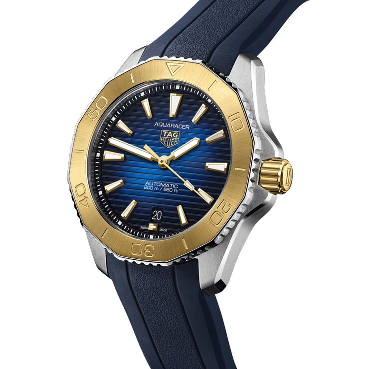 TAG Heuer horloge met een kast in staal, met een wijzerplaat in het blauw en een diameter van 40