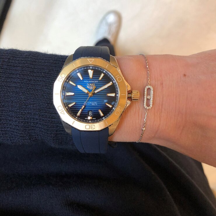 TAG Heuer horloge met een kast in staal, met een wijzerplaat in het blauw en een diameter van 40