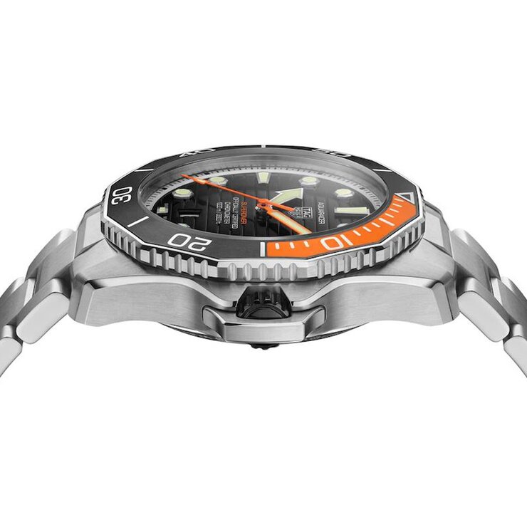 TAG Heuer horloge met een kast in titanium, met een wijzerplaat in het zwart en een diameter van 45 mm