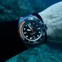montre TAG Heuer avec un boîtier en titane, un cadran noir et un diamètre de 45 mm - thumb