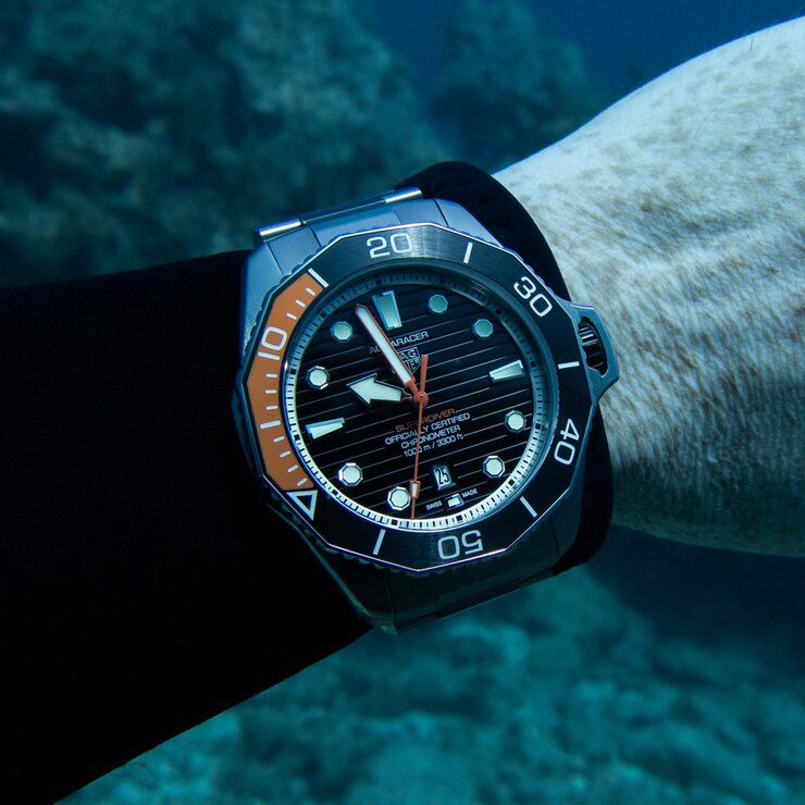TAG Heuer horloge met een kast in titanium, met een wijzerplaat in het zwart en een diameter van 45 mm