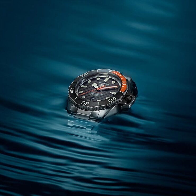 TAG Heuer horloge met een kast in titanium, met een wijzerplaat in het zwart en een diameter van 45 mm