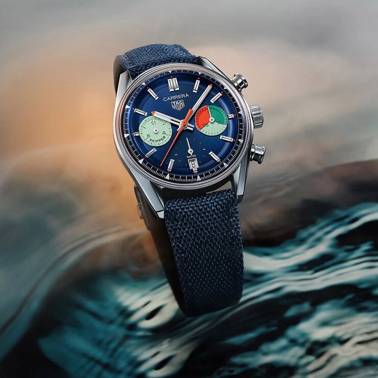TAG Heuer horloge met een kast in staal, met een wijzerplaat in het blauw en een diameter van 39
