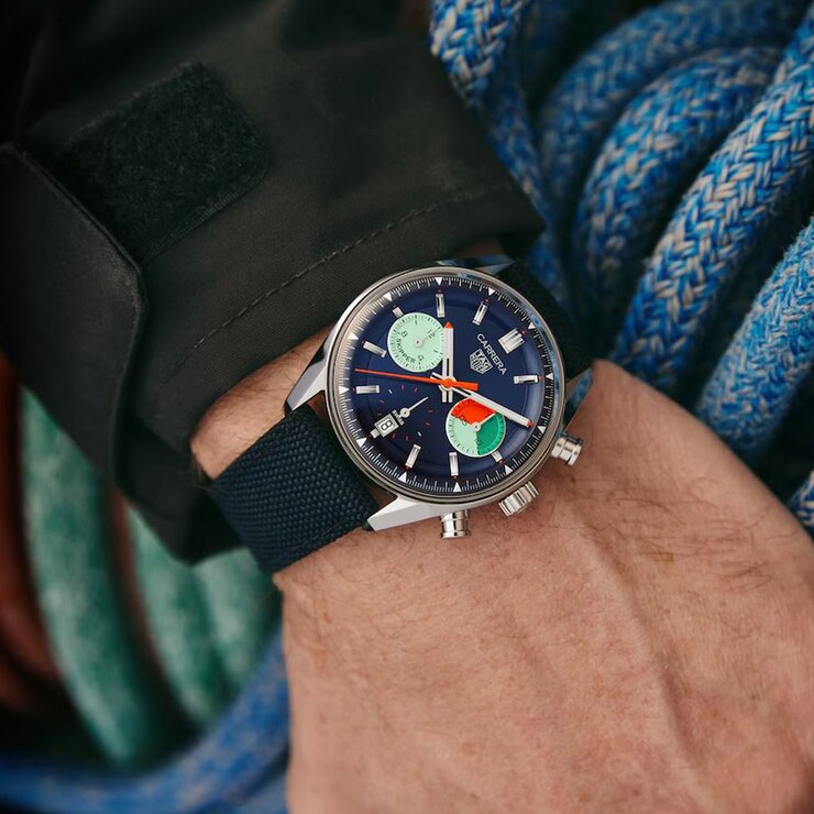 TAG Heuer horloge met een kast in staal, met een wijzerplaat in het blauw en een diameter van 39