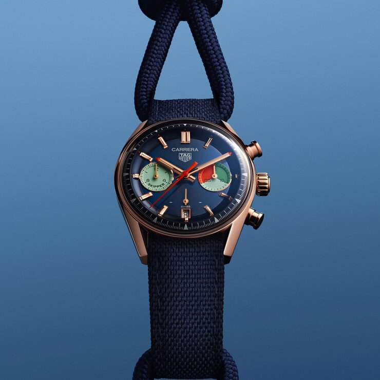 TAG Heuer horloge met een kast in rosé goud, met een wijzerplaat in het blauw en een diameter van 39