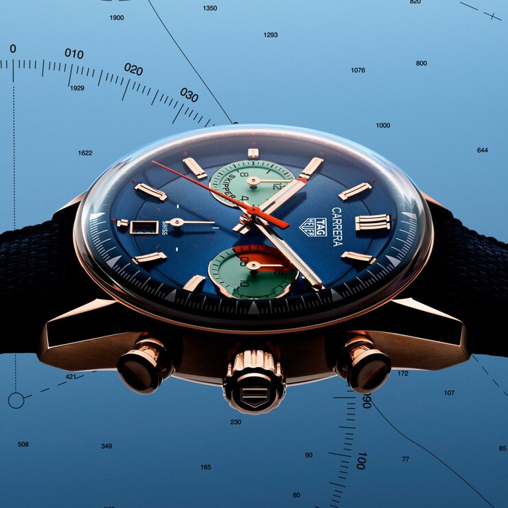 TAG Heuer horloge met een kast in rosé goud, met een wijzerplaat in het blauw en een diameter van 39