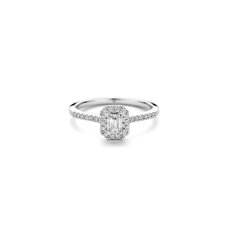 bague de fiançailles The Exclusive Collection en or blanc 18 ct avec diamant emeraude de 0.31 carat comme pierre principale entouré de briljants de 0,21 karaat