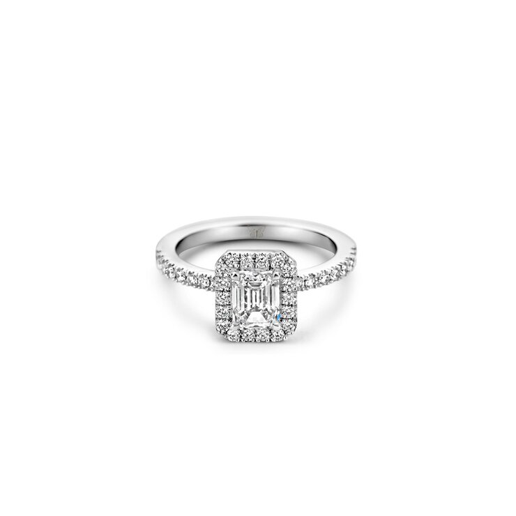 The Exclusive Collection verlovingsring in wit goud 18kt met emerald diamant van 1,04 karaat als hoofdsteen omringd door briljanten van 0,44 karaat