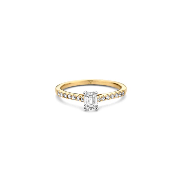 The Exclusive Collection verlovingsring in geel goud 18kt met emerald diamant van 0,43 karaat als hoofdsteen omringd door briljanten van 0,14 karaat