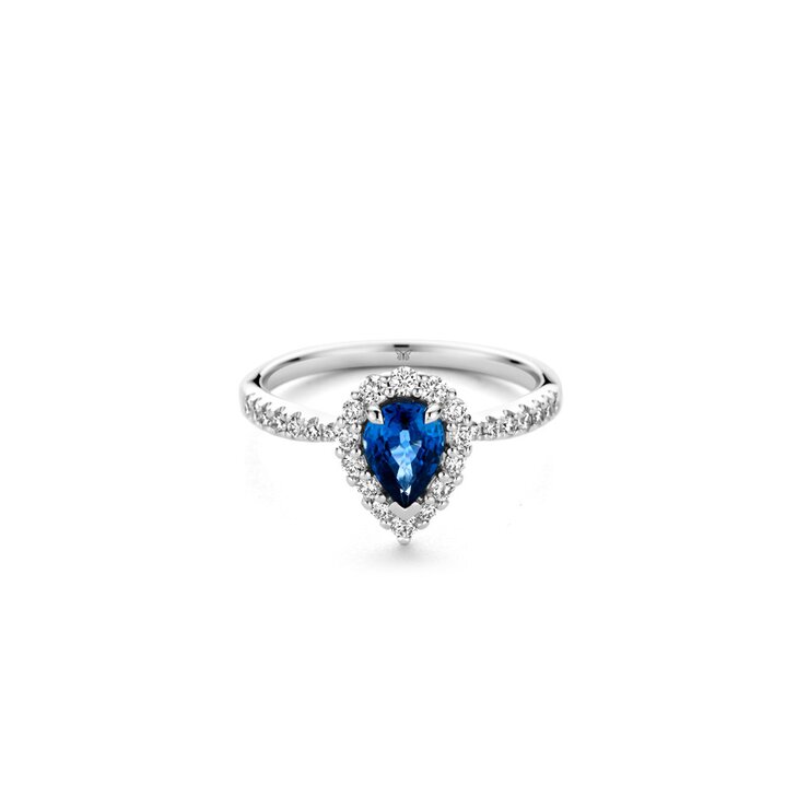 The Exclusive Collection verlovingsring in wit goud 18kt met peervormige saffier als hoofdsteen omringd door briljanten van 0,35 karaat