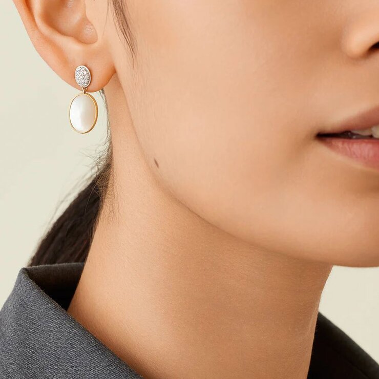 boucles d'oreilles Marco Bicego en or jaune 18 ct avec nacre entouré de briljants de 0,20 karaat