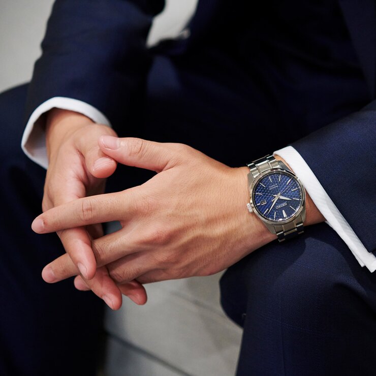 Seiko horloge met een kast in staal, met een wijzerplaat in het blauw en een diameter van 39 mm