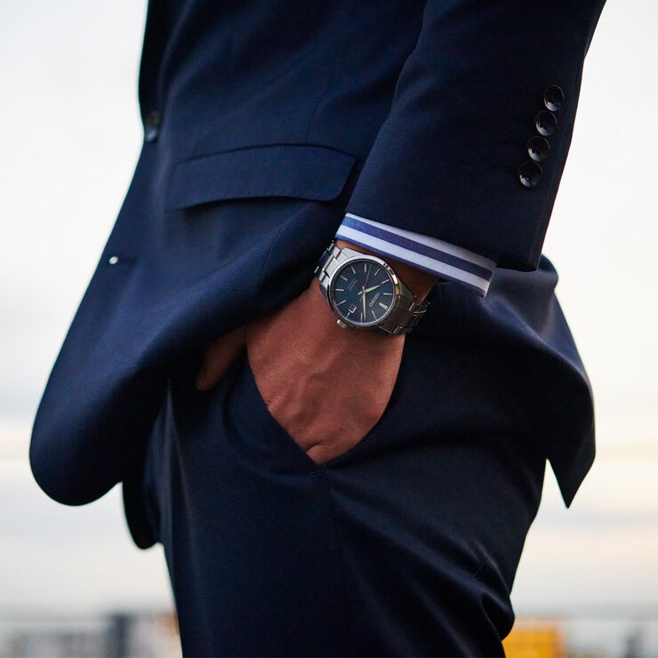 Seiko horloge met een kast in staal, met een wijzerplaat in het blauw en een diameter van 39 mm