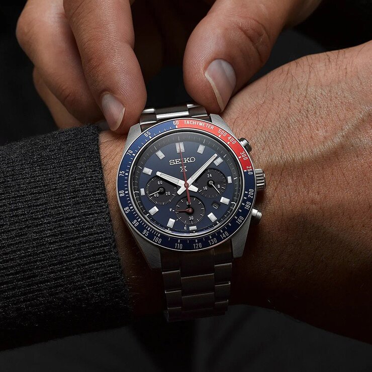 Seiko horloge met een kast in staal, met een wijzerplaat in het blauw en een diameter van 41