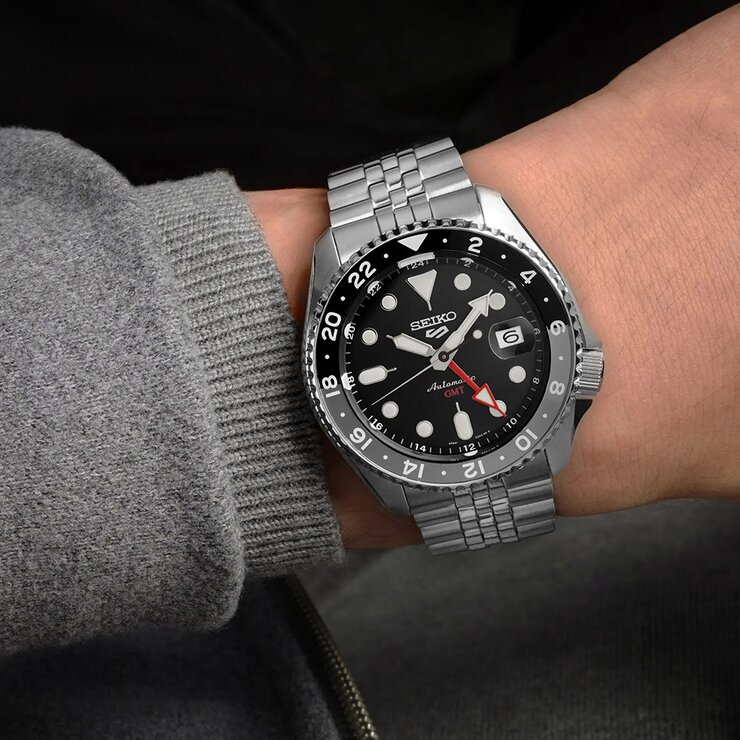 Seiko horloge met een kast in staal, met een wijzerplaat in het zwart en een diameter van 42.5 mm