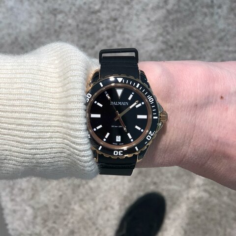 Balmain horloge met een kast in rosé pvd-coating, met een wijzerplaat in het zwart en een diameter van 38.5 mm