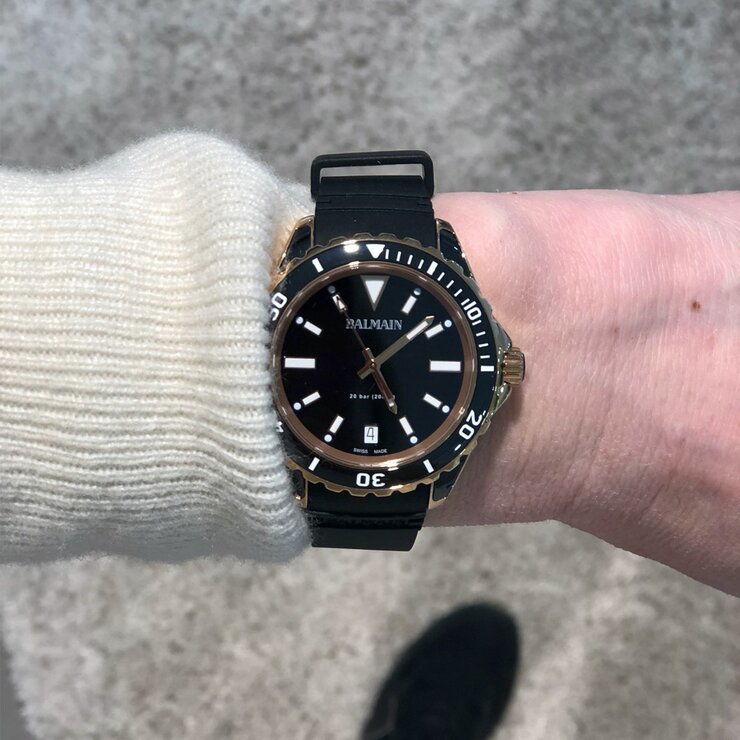 Balmain horloge met een kast in rosé pvd-coating, met een wijzerplaat in het zwart en een diameter van 38.5 mm