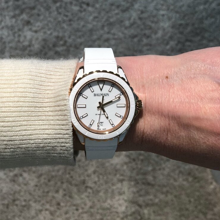 Balmain horloge met een kast in rosé pvd-coating, met een wijzerplaat in het wit en een diameter van 38.5 mm