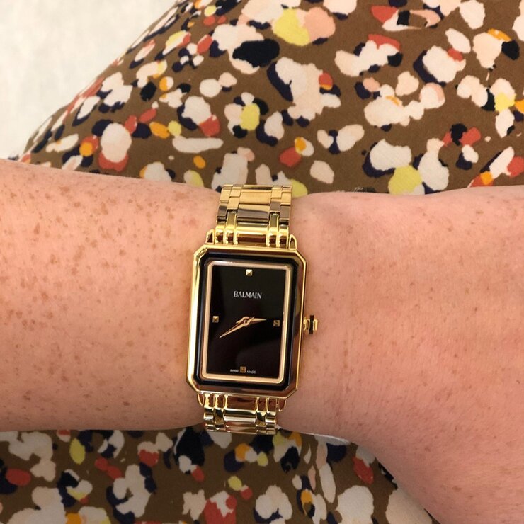 Balmain horloge met een kast in gele pvd-coating, met een wijzerplaat in het zwart en een diameter van 25 x 33 mm