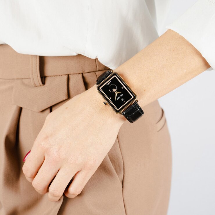 Balmain horloge met een kast in rosé pvd-coating, met een wijzerplaat in het zwart en een diameter van 28 x 37 mm