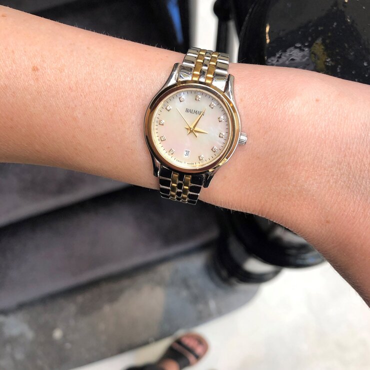 Balmain horloge met een kast in gele pvd-coating op staal, met een wijzerplaat in het parelmoer met  briljant en een diameter van 27,5