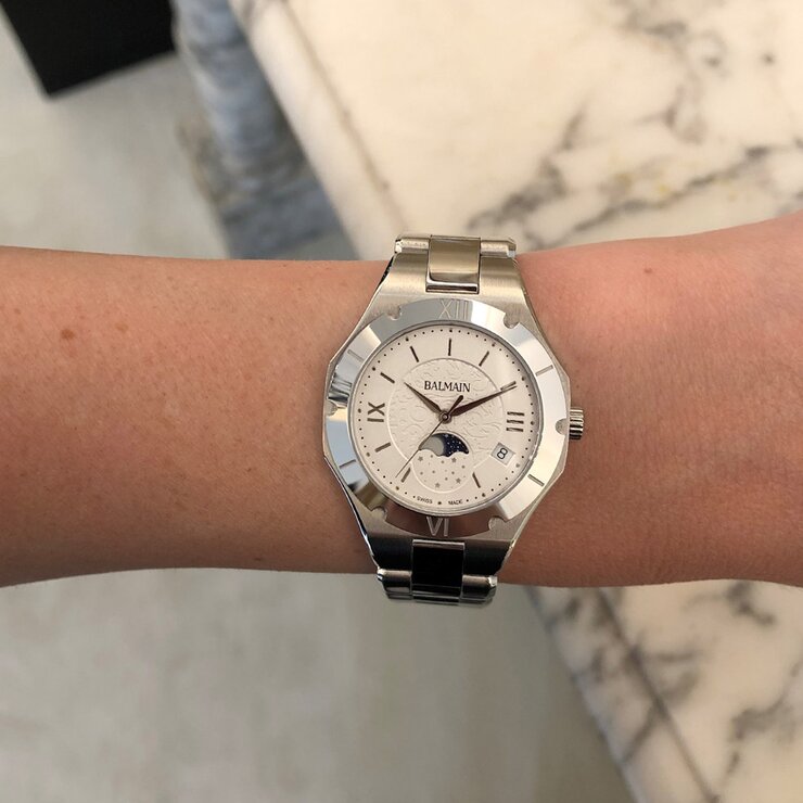 Balmain horloge met een kast in staal, met een wijzerplaat in het zilver en een diameter van 33 mm