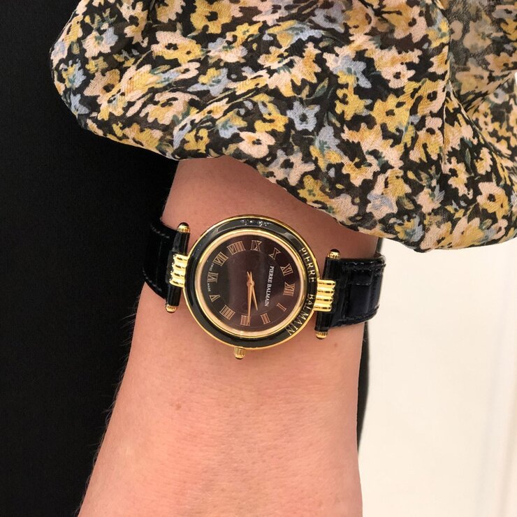 Balmain horloge met een kast in gele pvd-coating, met een wijzerplaat in het zwart en een diameter van 30 mm