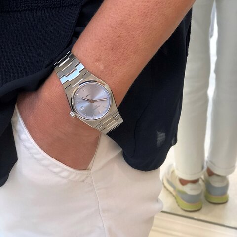 Tissot horloge met een kast in staal, met een wijzerplaat in het blauw en een diameter van 35 mm