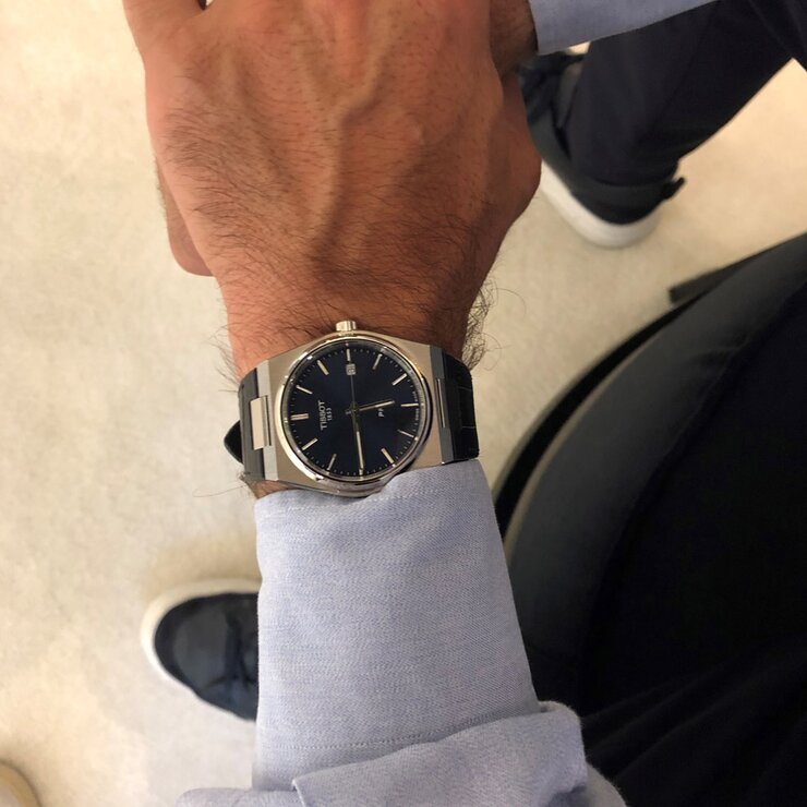Tissot horloge met een kast in staal, met een wijzerplaat in het blauw en een diameter van 40