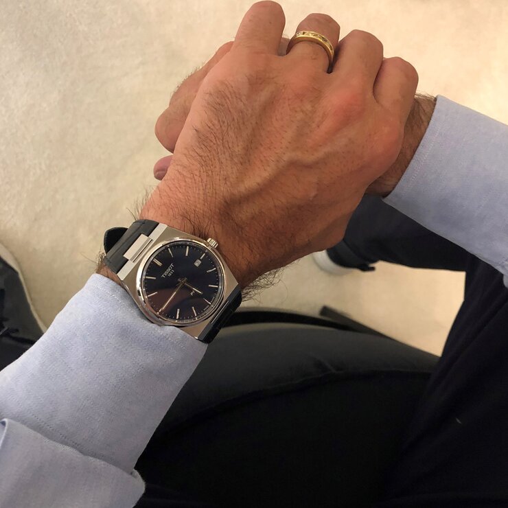 Tissot horloge met een kast in staal, met een wijzerplaat in het blauw en een diameter van 40