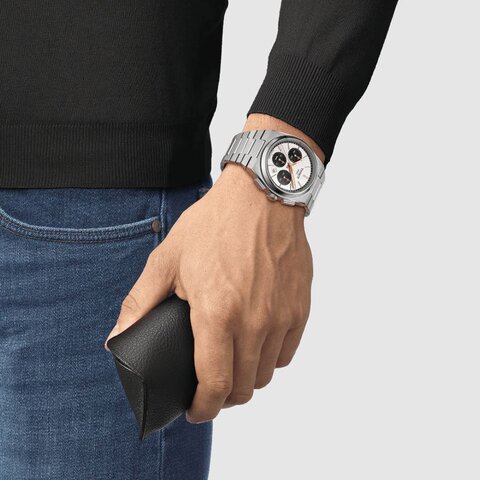 Tissot horloge met een kast in staal, met een wijzerplaat in het zilver en een diameter van 42 mm