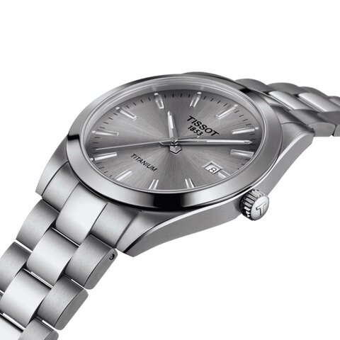 Tissot horloge met een kast in titanium, met een wijzerplaat in het grijs en een diameter van 40 mm