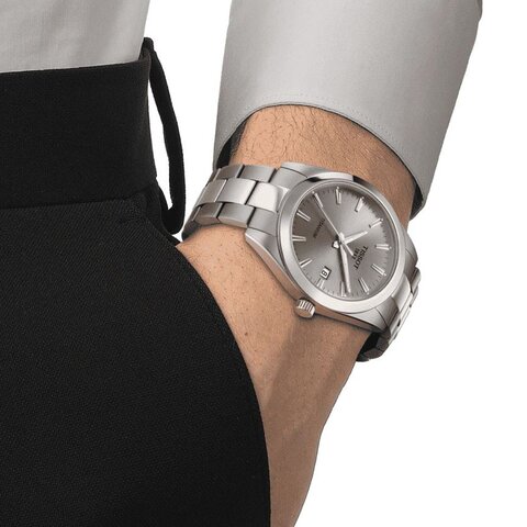 Tissot horloge met een kast in titanium, met een wijzerplaat in het grijs en een diameter van 40 mm