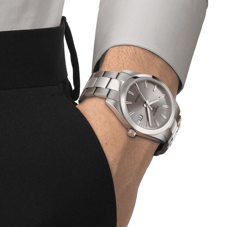 montre Tissot avec un boîtier en titane, un cadran gris et un diamètre de 40