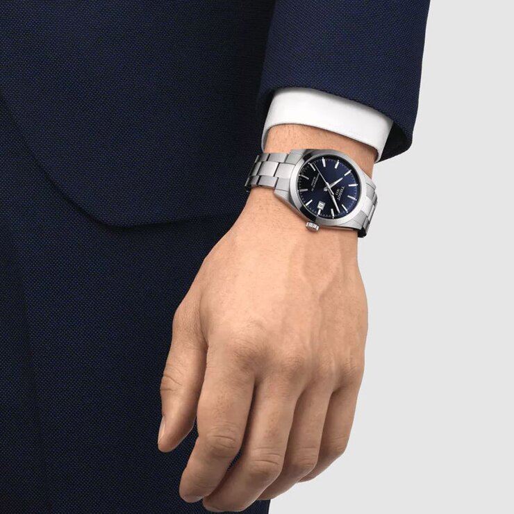 Tissot horloge met een kast in staal, met een wijzerplaat in het blauw en een diameter van 40 mm
