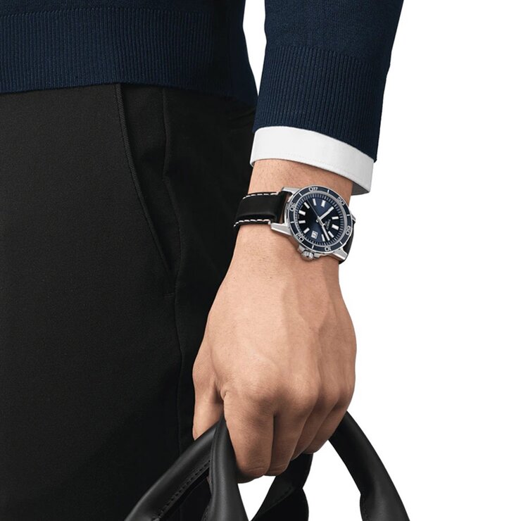 Tissot horloge met een kast in staal, met een wijzerplaat in het blauw en een diameter van 44