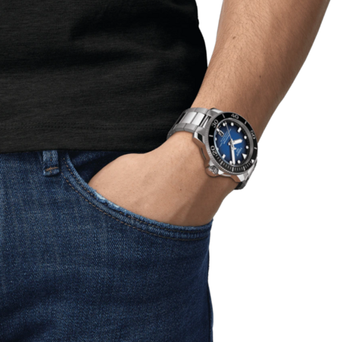 Tissot horloge met een kast in keramiek op staal, met een wijzerplaat in het blauw en een diameter van 46 mm