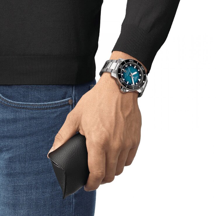 Tissot horloge met een kast in staal, met een wijzerplaat in het groen en een diameter van 46 mm