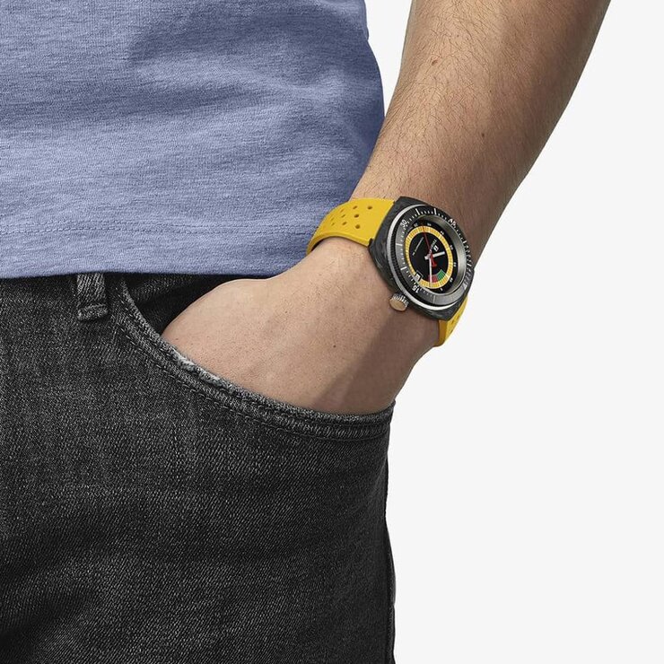 montre Tissot avec un boîtier en fibre de carbone, un cadran noir et un diamètre de 41