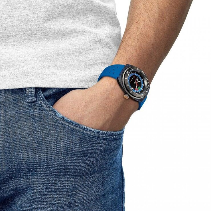 Tissot horloge met een kast in carbon, met een wijzerplaat in het zwart en een diameter van 41 mm