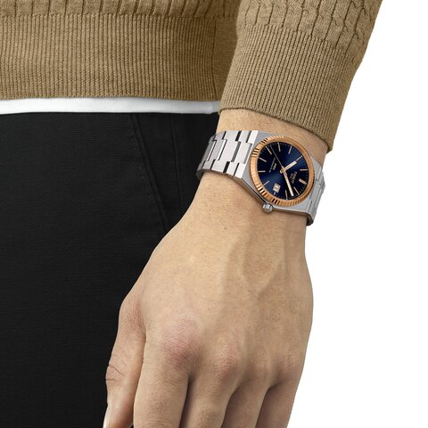Tissot horloge met een kast in rosé goud op staal, met een wijzerplaat in het blauw en een diameter van 40 mm