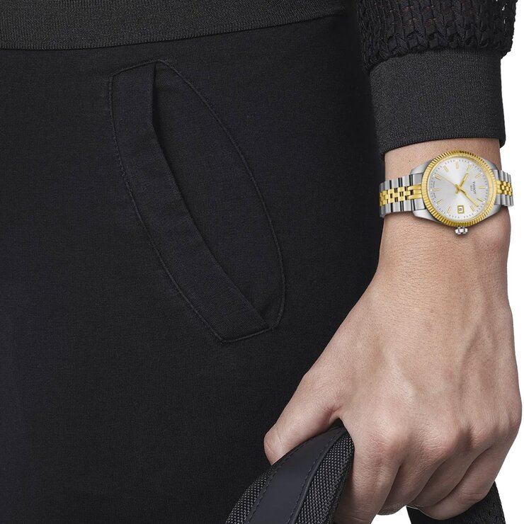 Tissot horloge met een kast in gele pvd-coating op staal, met een wijzerplaat in het zilver en een diameter van 34 mm
