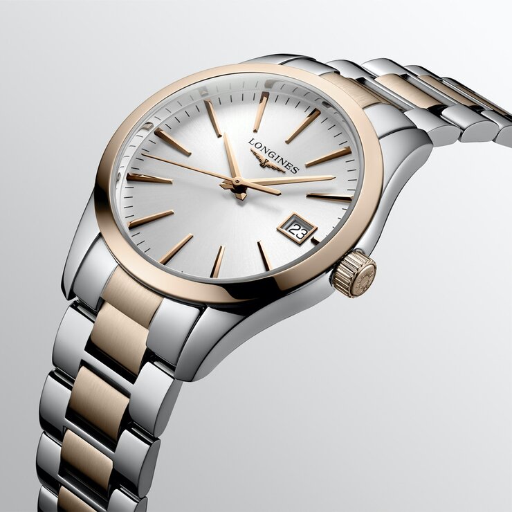 Longines horloge met een kast in rosé pvd-coating op staal, met een wijzerplaat in het zilver en een diameter van 34 mm